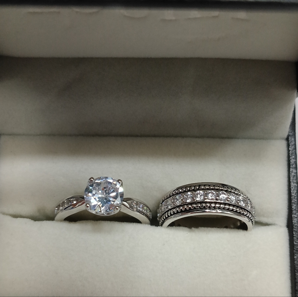 Elegant Silver and Moissanite 2.5 Kt Centre Stone Ring Set